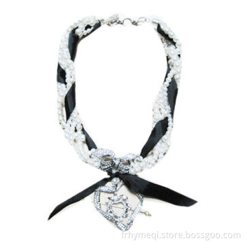 Fashionable imitation pearl necklace